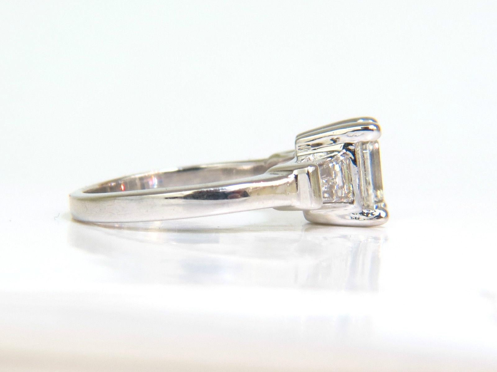 GIA Anillo de diamantes talla esmeralda brillante de 1,56 quilates J/VVS2 Solitario con acentos Corte esmeralda en venta
