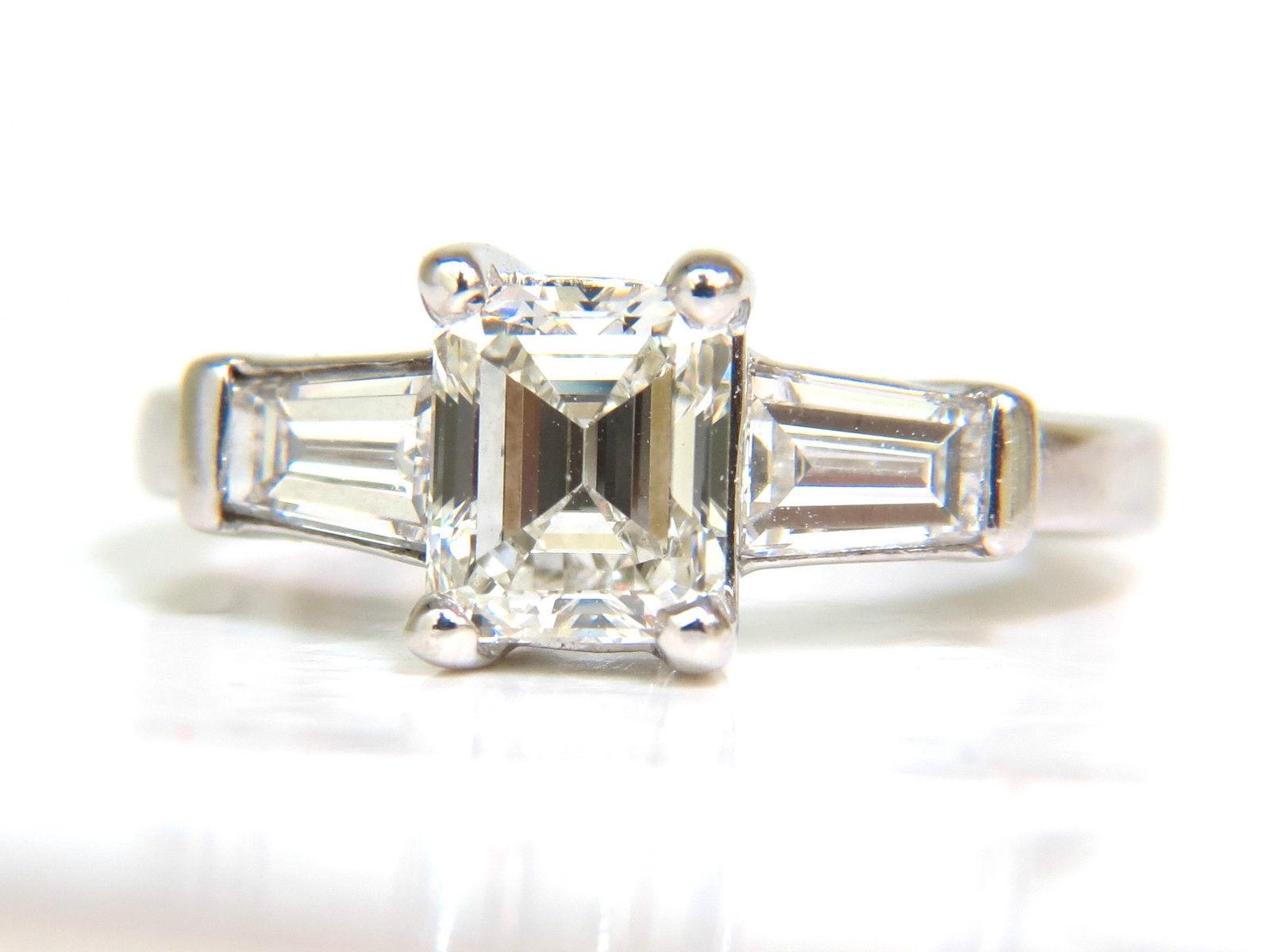Femenino o masculino GIA Anillo de diamantes talla esmeralda brillante de 1,56 quilates J/VVS2 Solitario con acentos en venta