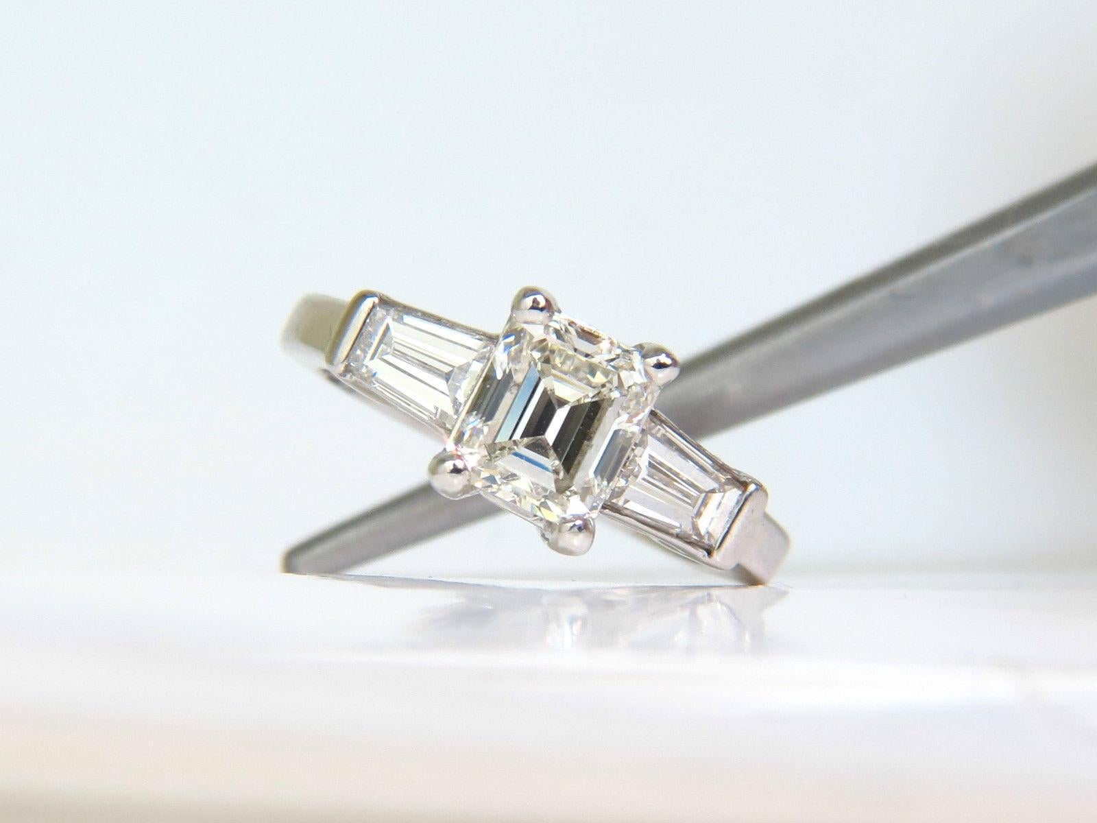 GIA Anillo de diamantes talla esmeralda brillante de 1,56 quilates J/VVS2 Solitario con acentos en venta 3