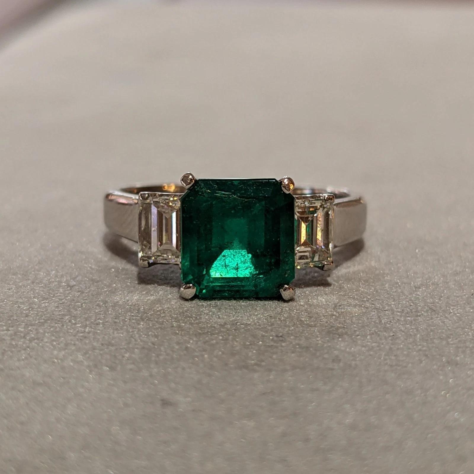 GIA 1.56 ct Colombian Emerald and Diamond 3-Stone Ring in Platinum en Excelente estado para la venta en La Jolla, CA