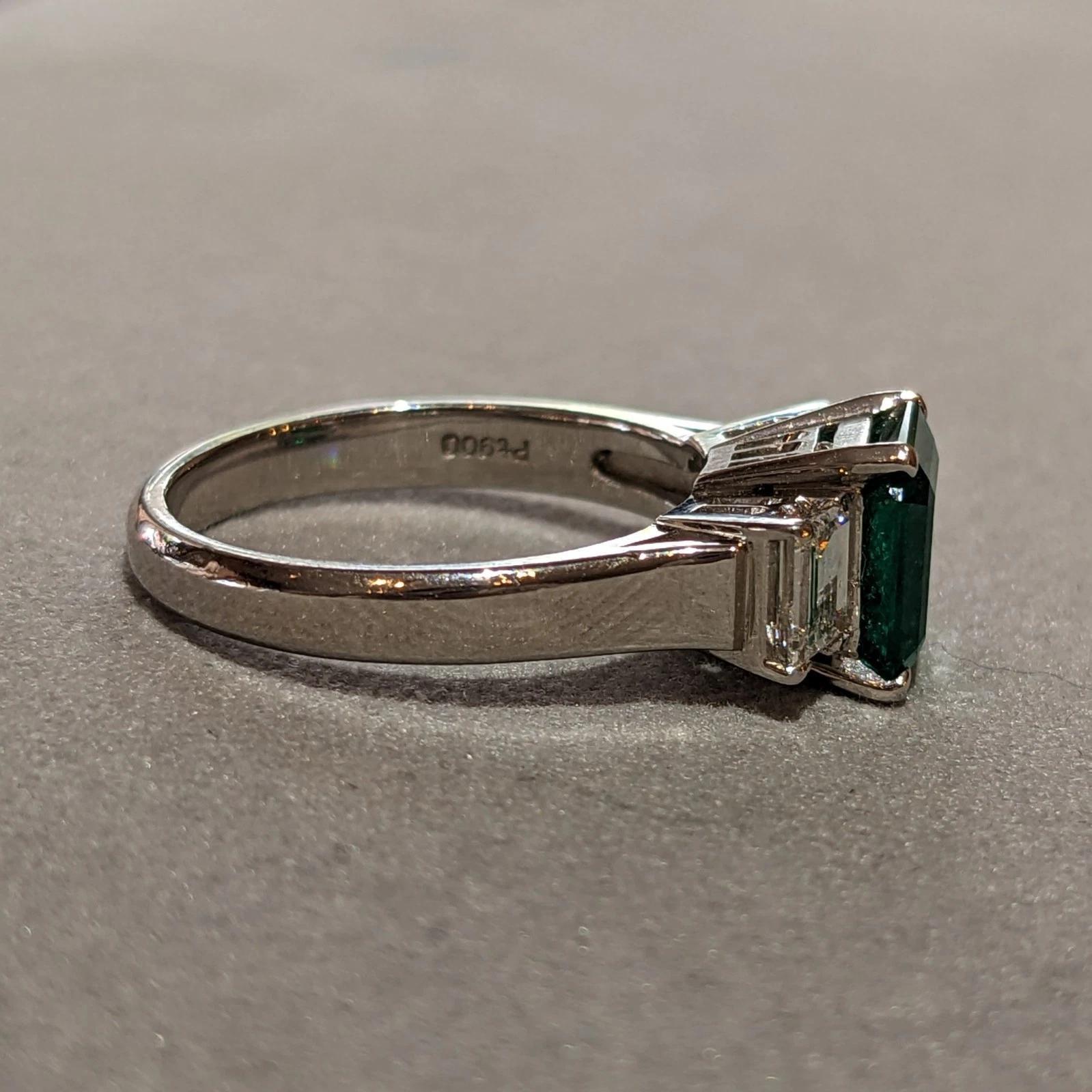 De las mujeres GIA 1.56 ct Colombian Emerald and Diamond 3-Stone Ring in Platinum en venta