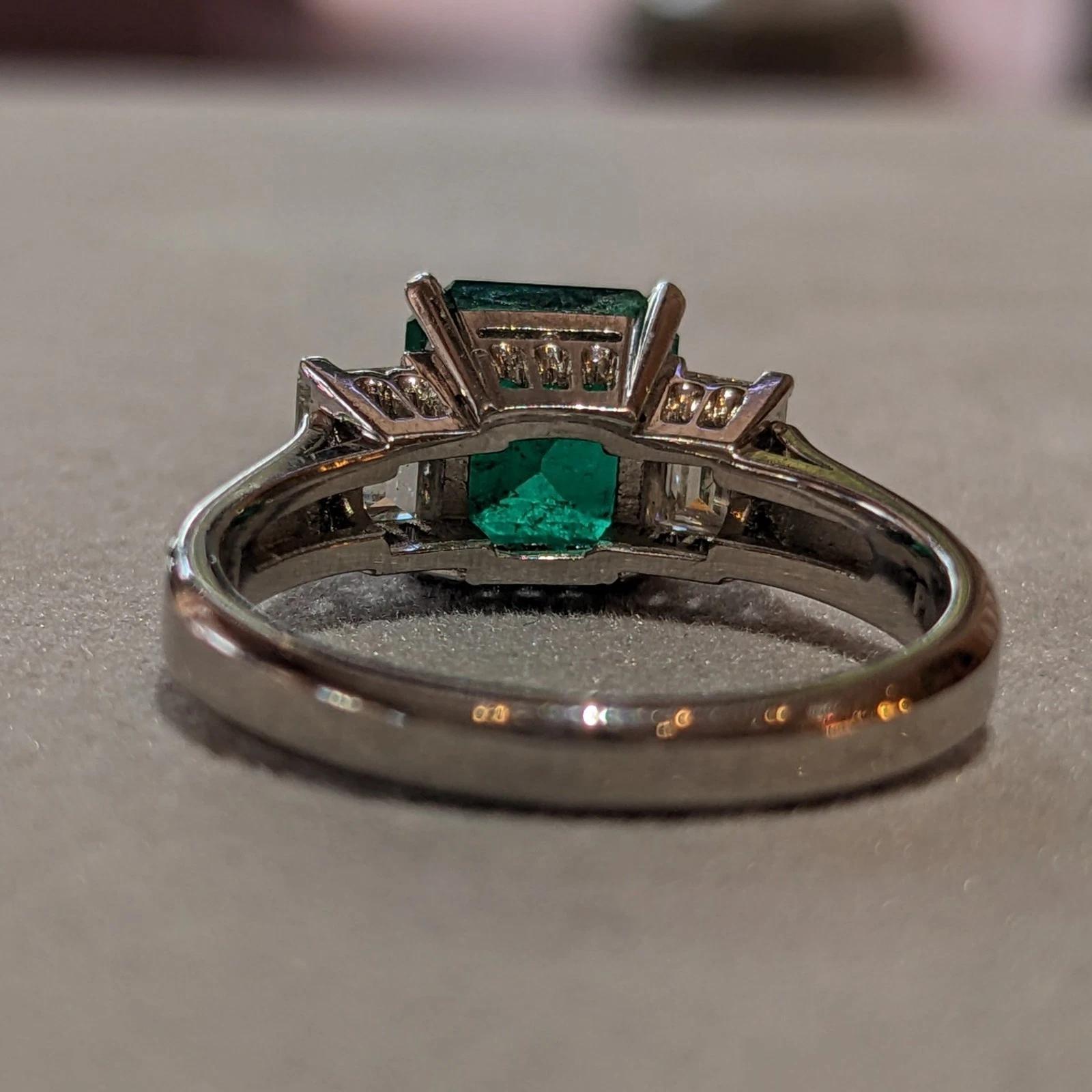 GIA 1.56 ct Colombian Emerald and Diamond 3-Stone Ring in Platinum en venta 1