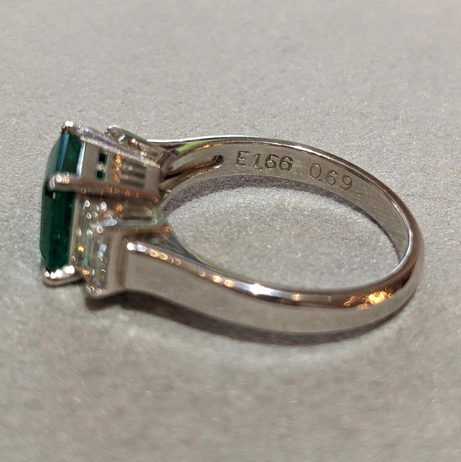 GIA 1.56 ct Colombian Emerald and Diamond 3-Stone Ring in Platinum en venta 2