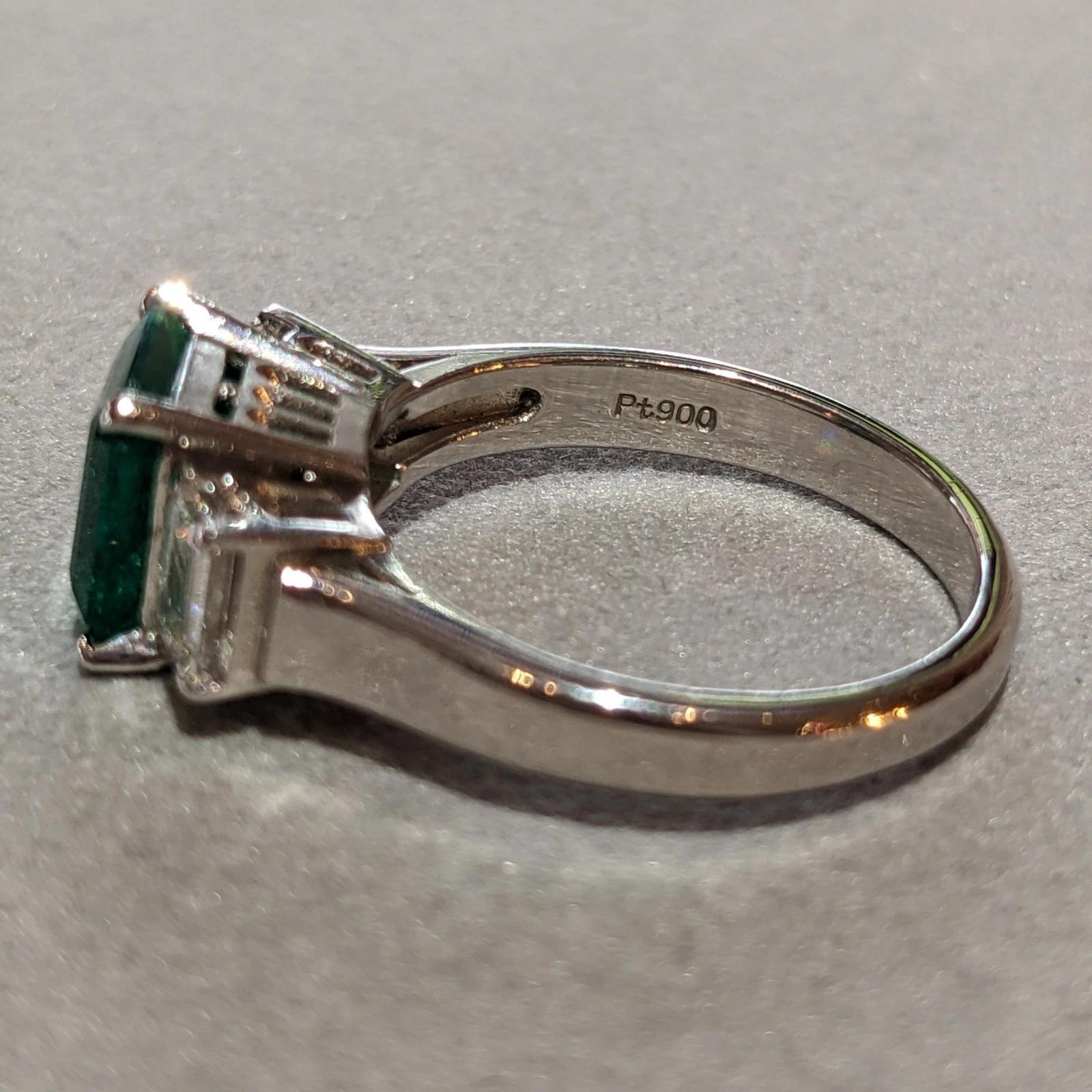 GIA 1.56 ct Colombian Emerald and Diamond 3-Stone Ring in Platinum en venta 3