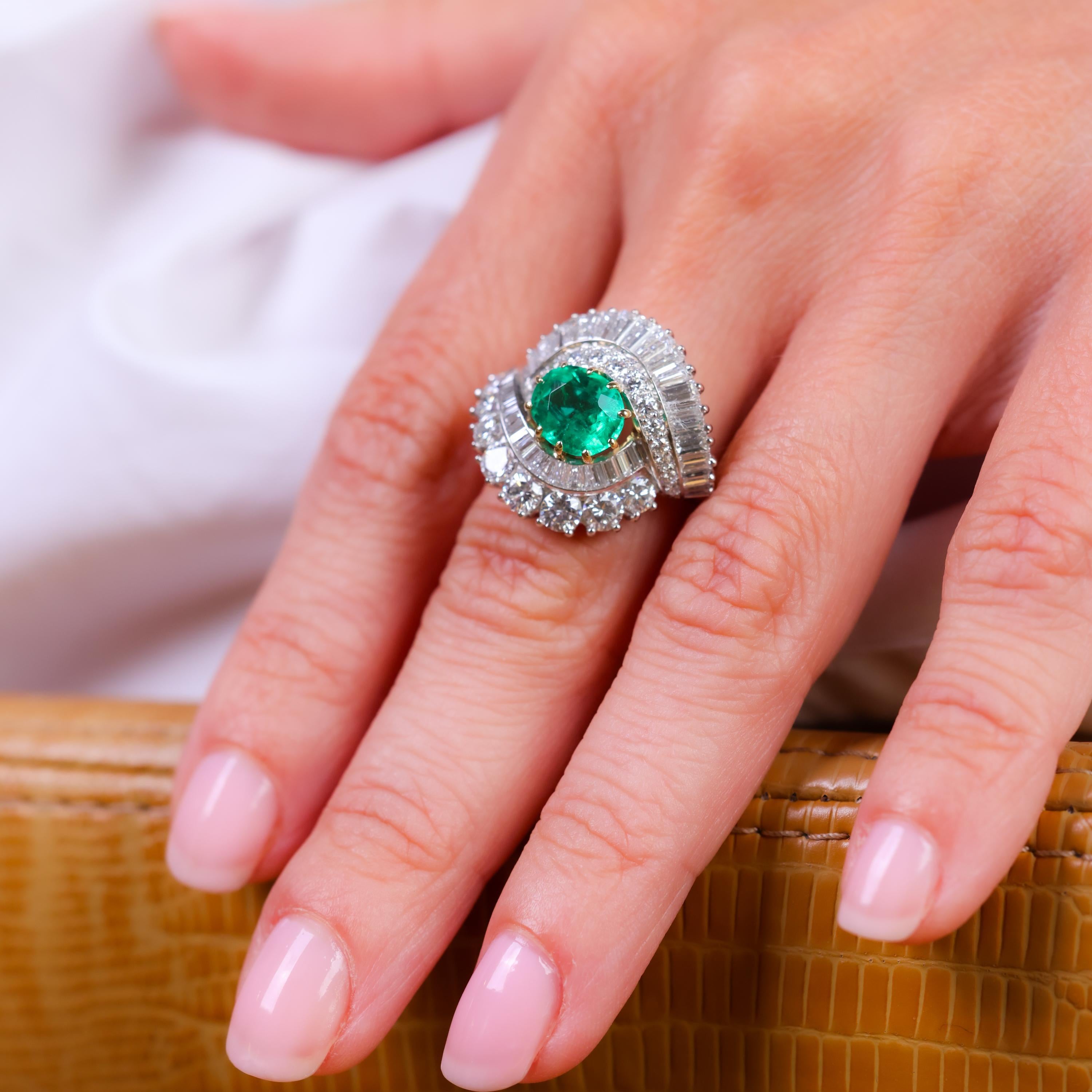 Oval Cut GIA 1.57 carat Colombian emerald diamond 18k white gold cocktail ring For Sale