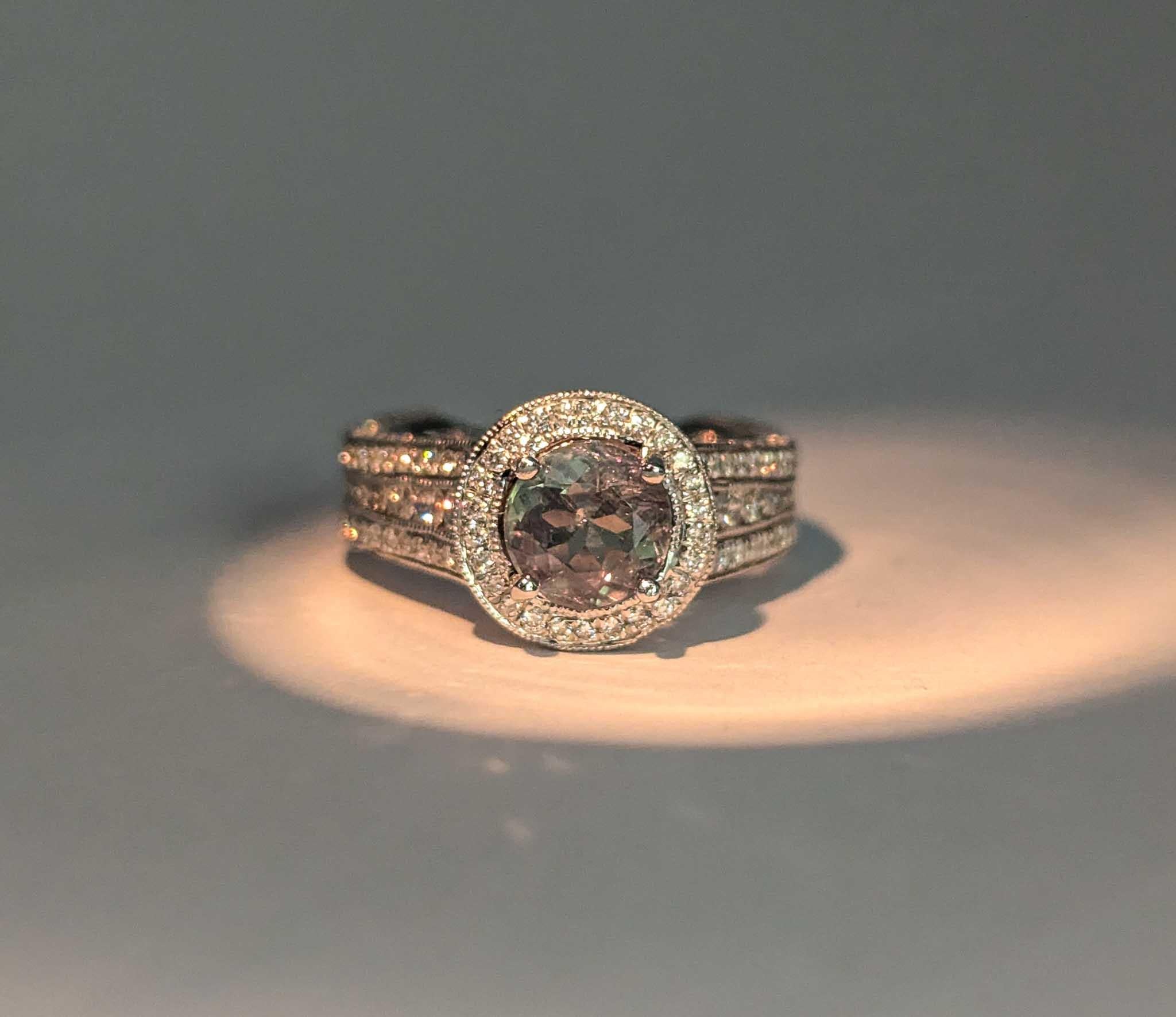 Exquisiter GIA Alexandrit und Diamant Ring in Platin

Wir stellen Ihnen diesen wunderschönen Alexandrit-Ring aus Platin vor. In der Mitte des Rings befindet sich ein 1,59 ct. GIA-Alexandrit mit 1,56 ct. runden Diamanten und einem Halo-Design, das