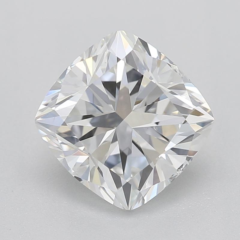 Un anello di diamanti dal design elegante che emana un fascino vintage e una raffinatezza moderna. Realizzato in platino, questo anello presenta una splendida pietra centrale con un taglio a cuscino mozzafiato. Con un peso di ben 1,5, il diamante