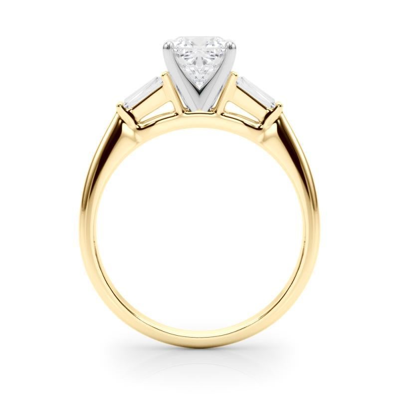 GIA Anello con diamante a tre pietre a cuscino e baguette affusolata in oro giallo 18 carati da 1,5 carati In condizioni Nuovo in vendita a New York, NY