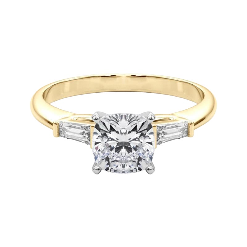 GIA Anello con diamante a tre pietre a cuscino e baguette affusolata in oro giallo 18 carati da 1,5 carati