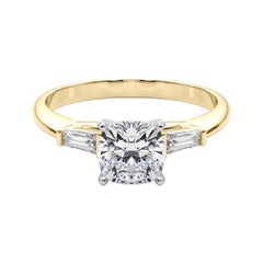 GIA Anello con diamante a tre pietre a cuscino e baguette affusolata in oro giallo 18 carati da 1,5 carati