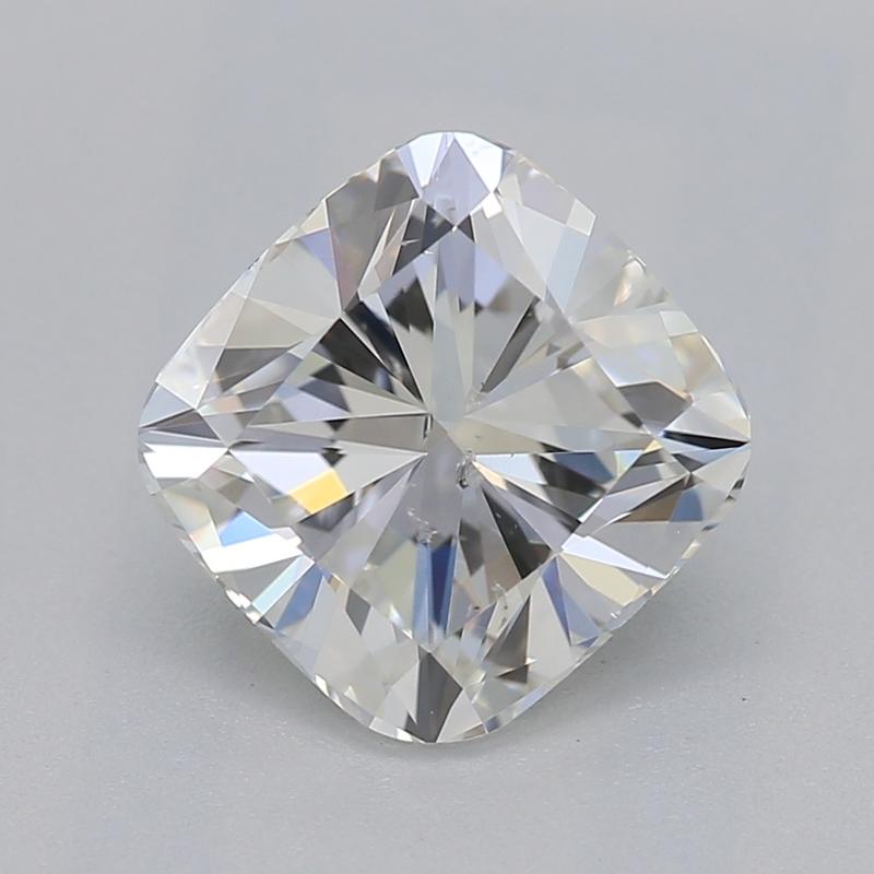 Dieser bemerkenswerte, elegant gearbeitete Diamantring verfügt über einen atemberaubenden Mittelstein mit einem Kissen von 1,5, der ein exquisites H und SI2 aufweist. Der Solitär ist in einer klassischen Zackenfassung gefasst, die seine Brillanz und