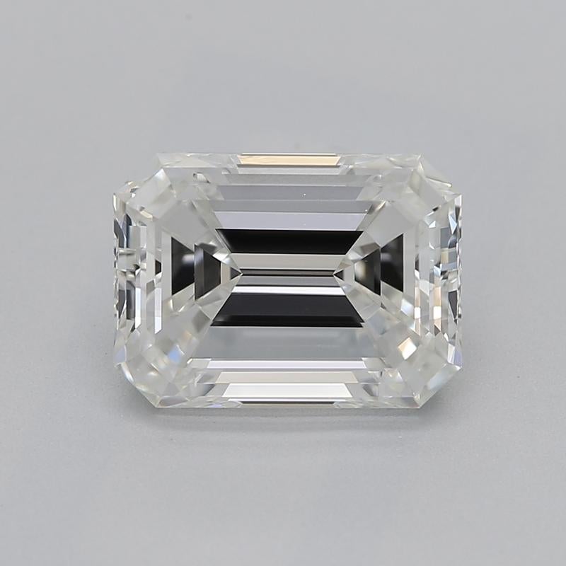 Voici une superbe bague en diamant qui met en valeur une pièce maîtresse enchanteresse : un diamant émeraude certifié par le GIA pesant 1,5 avec un G exquis et un VS1. La monture cathédrale élève élégamment le diamant, permettant une réflexion