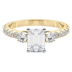GIA 1.5ct Emerald Three-Stone with Diamond Shank 18K Yellow Gold Diamond Ring (bague à trois pierres en émeraude avec une tige en diamant)