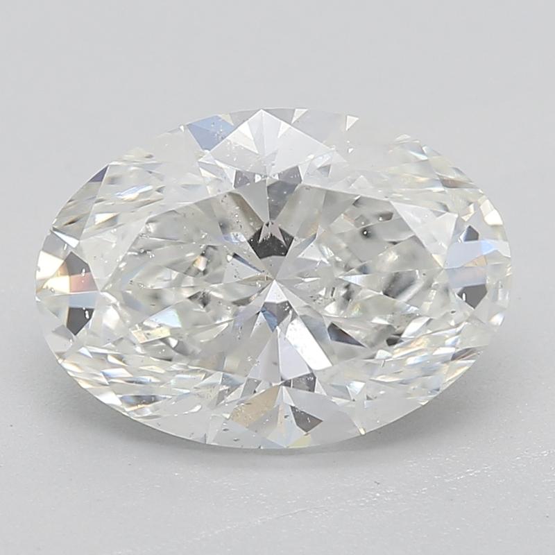 Fabricado a mano en Nueva York, este exquisito anillo de diamantes presenta una cautivadora piedra central de talla oval, que pesa 1,5 y exhibe un magnífico H con SI2. El anillo está fabricado a mano con oro blanco de primera calidad, combinando la