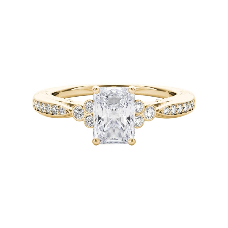GIA 1.5ct Anello di diamanti radianti con castone antico e ponte a punte in oro giallo