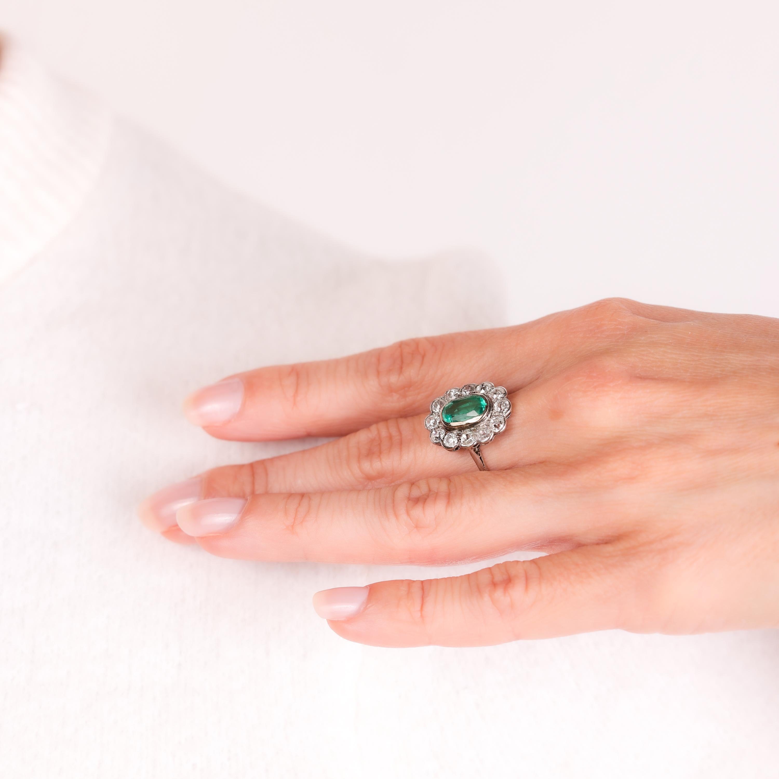 Platin-Cluster-Ring, GIA 1,60 Karat oval geschliffener Smaragd-Diamant, Platin (Ovalschliff)