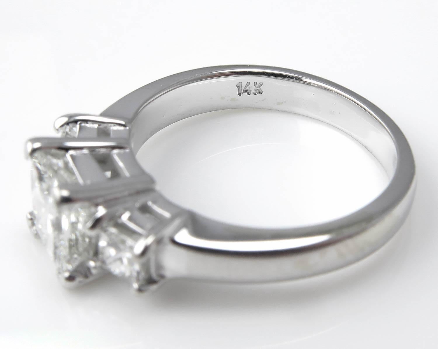 GIA 1,60 Karat Prinzessin-Diamant-Dreistein-Verlobungsring aus Weißgold im Zustand „Gut“ in New York, NY
