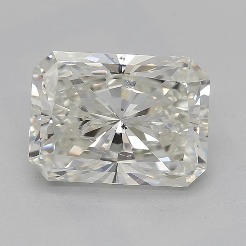 Hecho a mano en Nueva York, este impresionante anillo de diamantes cautiva con su encantador diseño, magistralmente elaborado en oro amarillo. En su corazón se encuentra un magnífico diamante radiante de 1,60, con graduación J y SI1, que garantiza