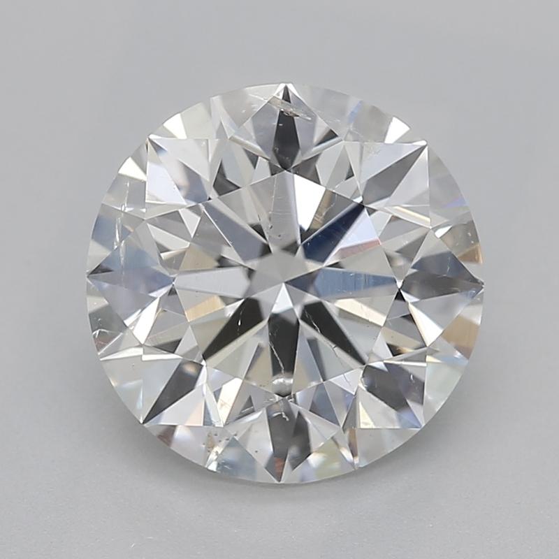 Realizzato a mano a New York, questo splendido anello con diamante presenta al centro un diamante rotondo mozzafiato, che pesa 1,60 e presenta un raffinato G con I1. Il diamante, fissato in una classica incastonatura a griffe, è incorniciato da