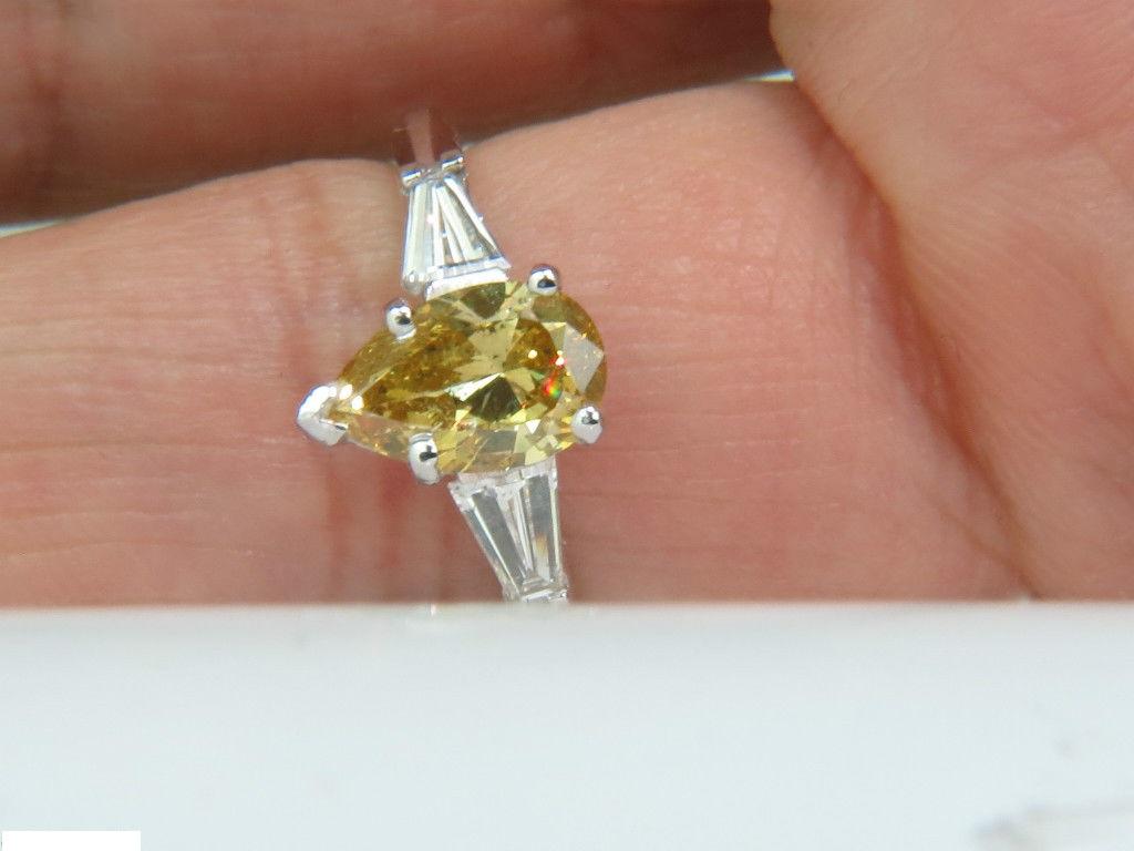 GIA 1.62 Carat Natural Fancy Yellow Diamond Ring Vivid and Clean In New Condition For Sale In New York, NY
