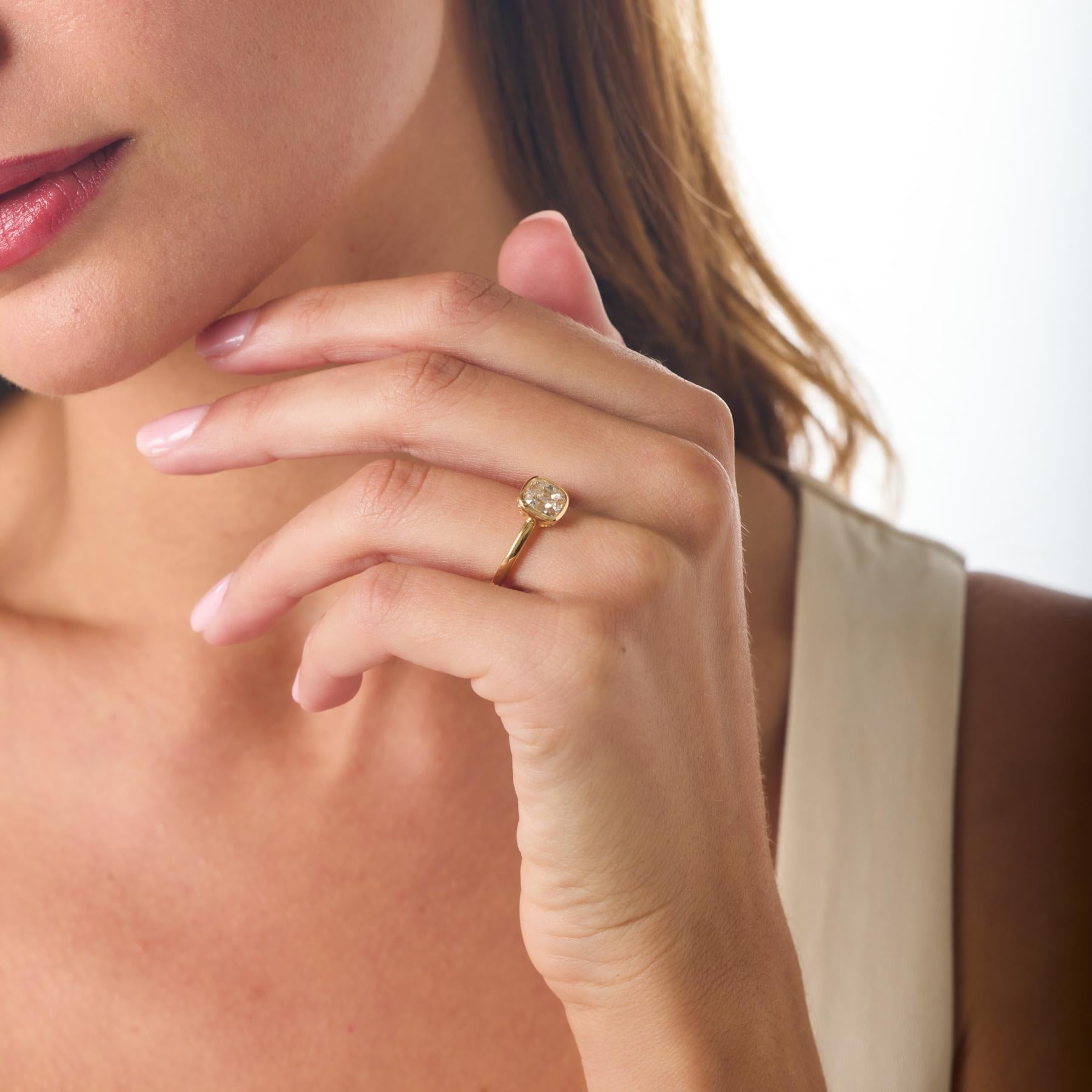 Élégante et pleine de charme d'inspiration antique, cette bague de fiançailles moderne met en valeur un lumineux diamant taille brillant ancienne mine de 1,66 carat certifié par le GIA. Sa couleur I et sa clarté VS1 exceptionnelle permettent au feu