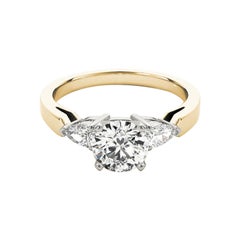 GIA 1,66 Carati Tondo a Tre Pietre Est-Ovest Pera Anello con Diamanti in Oro Giallo 18K