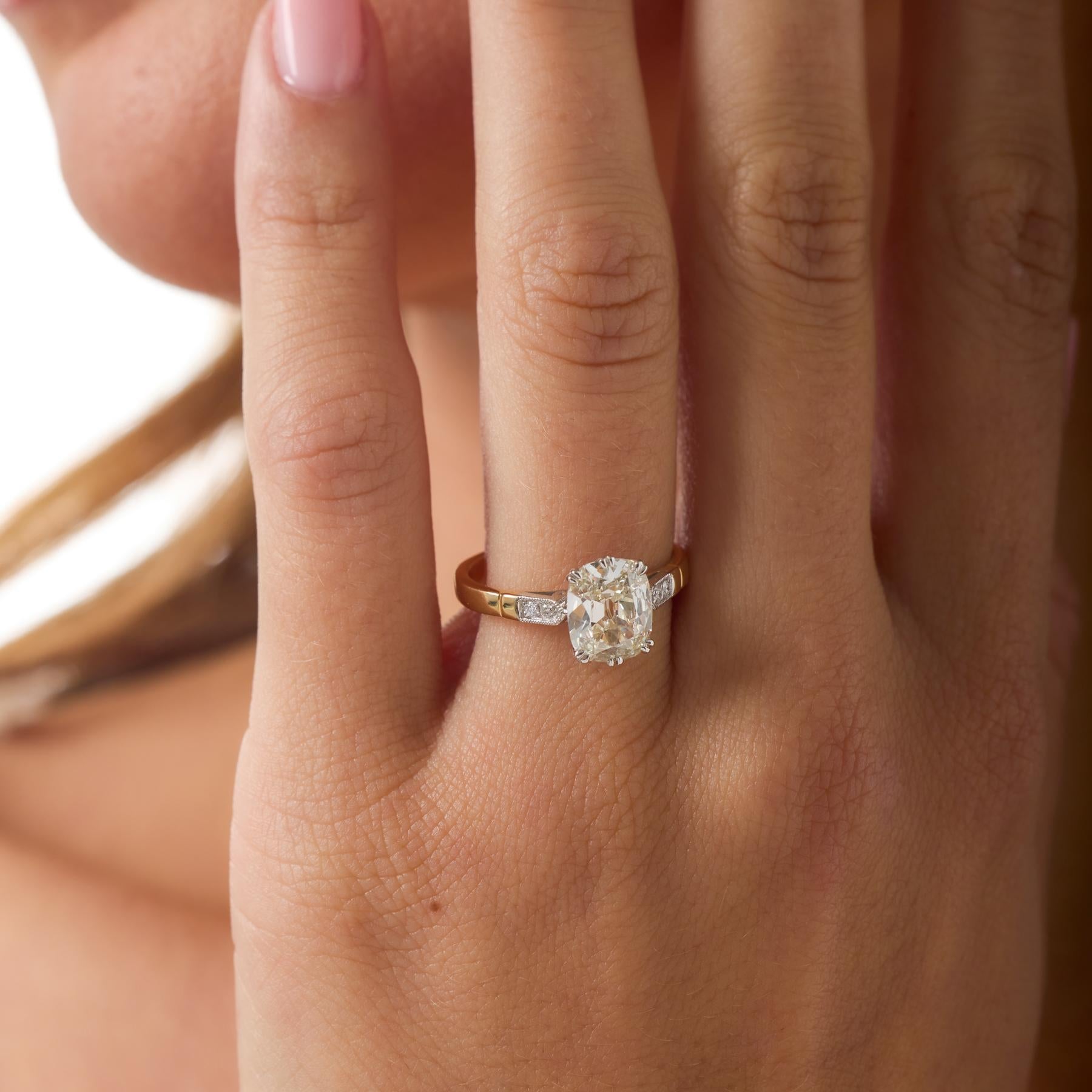 Taille brillant Bague de fiançailles en or 18k GIA 1,67 carat diamant taille mine ancienne en vente