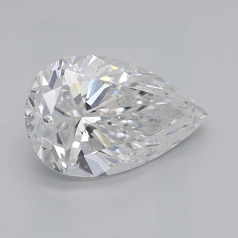 Un magnífico anillo de diamantes con una impresionante piedra central en forma de pera, que pesa un impresionante 1,67 y ostenta una E y SI2 impecables. Esta exquisita pieza está expertamente elaborada en platino , ofreciendo un brillo cálido y