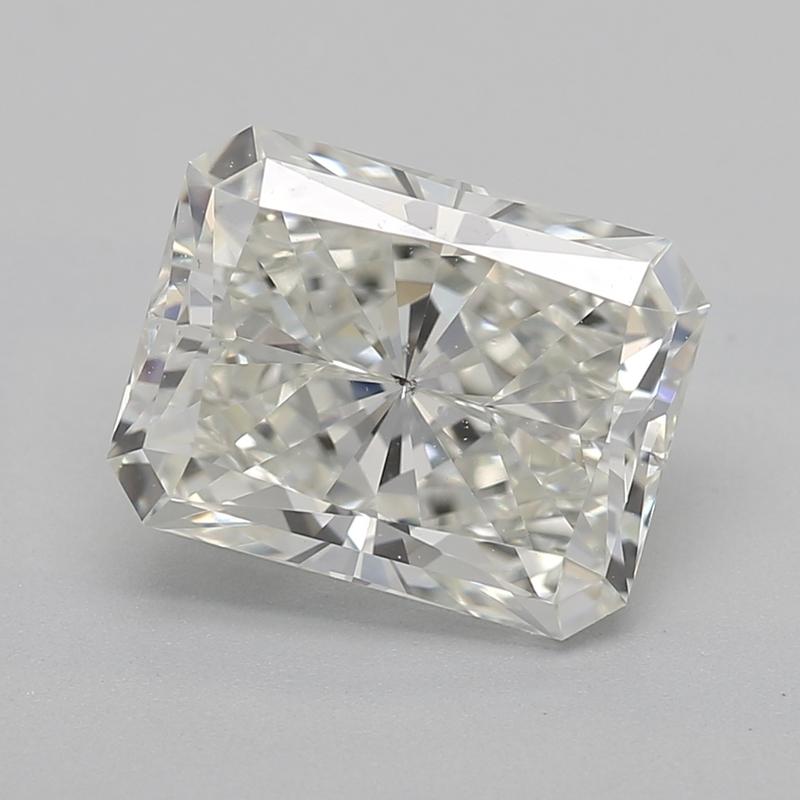 Voici une superbe bague en diamant qui met en valeur une pièce maîtresse enchanteresse : un diamant radiant certifié GIA pesant 1,6 avec un J exquis et un SI1. La monture cathédrale élève élégamment le diamant, permettant une réflexion maximale de