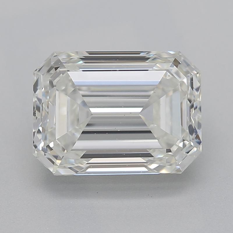 Realizzato a mano a New York, questo splendido anello con diamante affascina con il suo incantevole design, magistralmente realizzato in platino. Al centro si trova un magnifico diamante smeraldo del peso di 1,7, classificato I e VS1, che garantisce