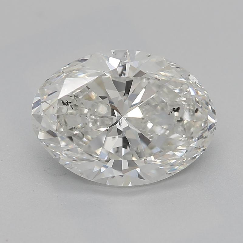 Dieser in New York handgefertigte Diamantring, der moderne und Retro-Design-Elemente kunstvoll miteinander verbindet, besticht durch einen ovalen Diamanten mit einem Gewicht von 1.7. Der Diamant mit den Graden H und SI2 strahlt eine außergewöhnliche