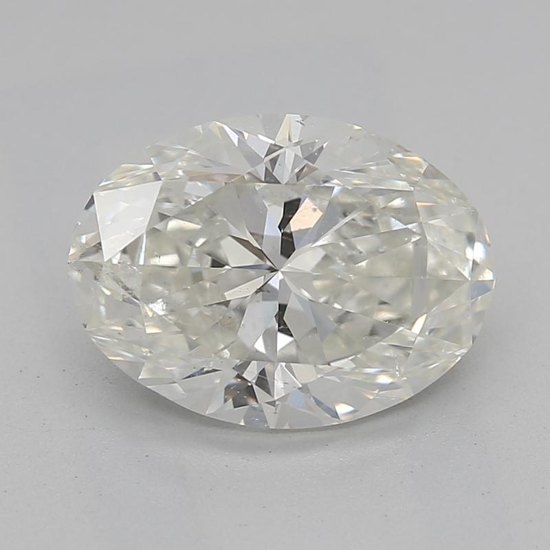 Fabricado a mano en Nueva York, una impresionante expresión de elegancia, este anillo de diamantes presenta una impresionante pieza central de un diamante ovalado de 1,7 , impecablemente graduado J y SI2. Su diseño atemporal se complementa con dos