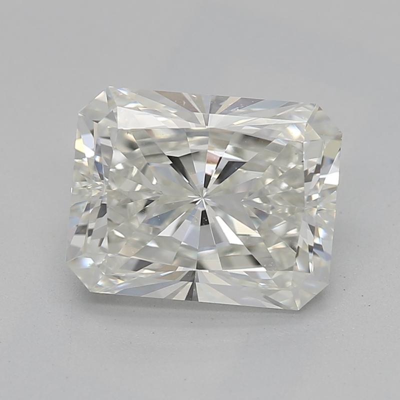 Un deslumbrante anillo de diamantes que presenta una impresionante piedra central de radiante J VS2 con un peso de 1,7. El brillo de este diamante se ve realzado por su elegante diseño, que muestra un cautivador halo oculto de diamantes de talla