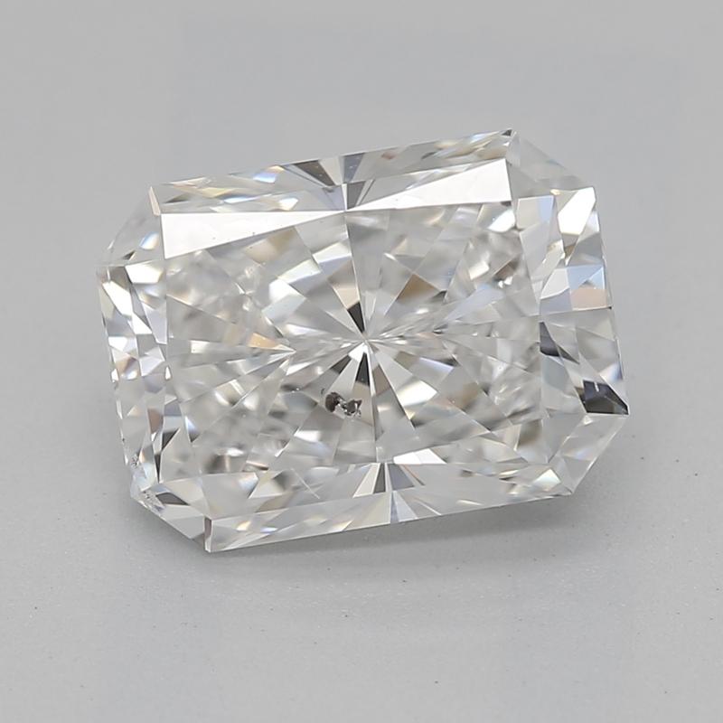 Contempla un impresionante anillo de diamantes que personifica la elegancia y la sofisticación. En su corazón yace un fascinante diamante radiante de 1,7 , magistralmente clasificado F y SI2. Este anillo capta la luz maravillosamente, creando una