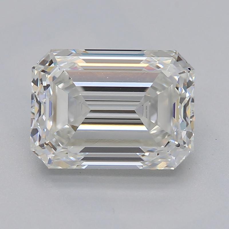 Questo straordinario anello con diamante presenta una splendida pietra centrale smeraldo di 1,70, che emana una brillantezza accattivante. Classificato G e VS2, questo squisito diamante è incastonato in modo sicuro, imponendosi come punto focale del