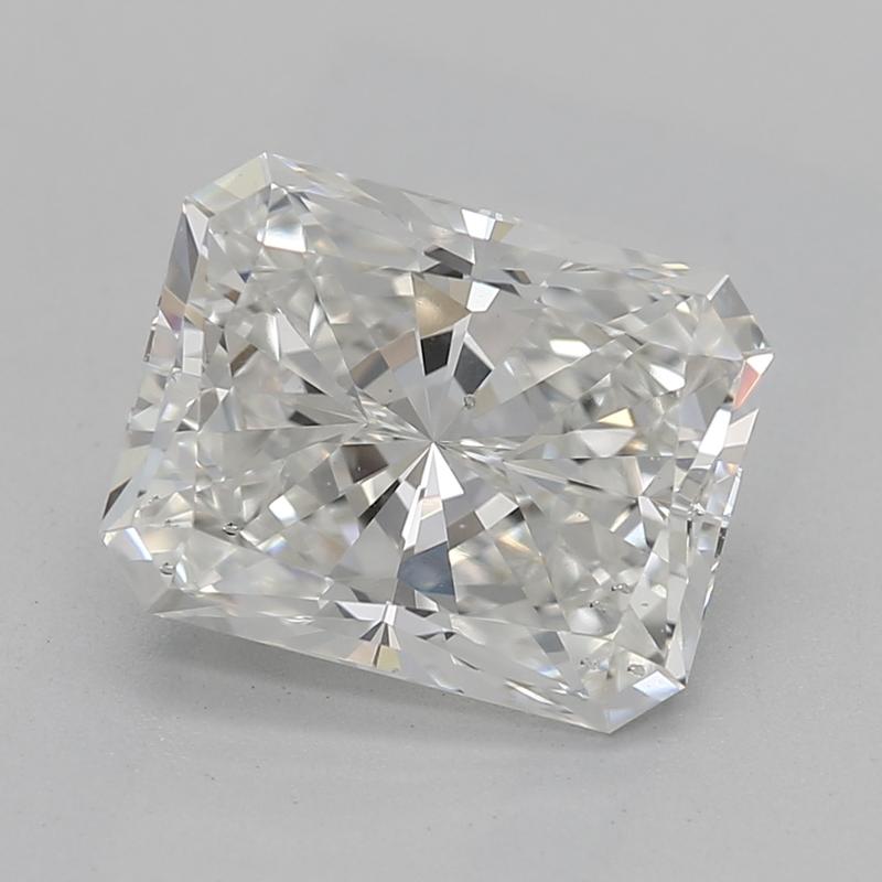 Questo squisito anello di diamanti, che emana un'eleganza e una raffinatezza senza tempo, presenta un'affascinante pietra centrale di diamante radiante del peso di 1,70. Classificato G e SI1, questo squisito gioiello è certificato dalla GIA, che ne