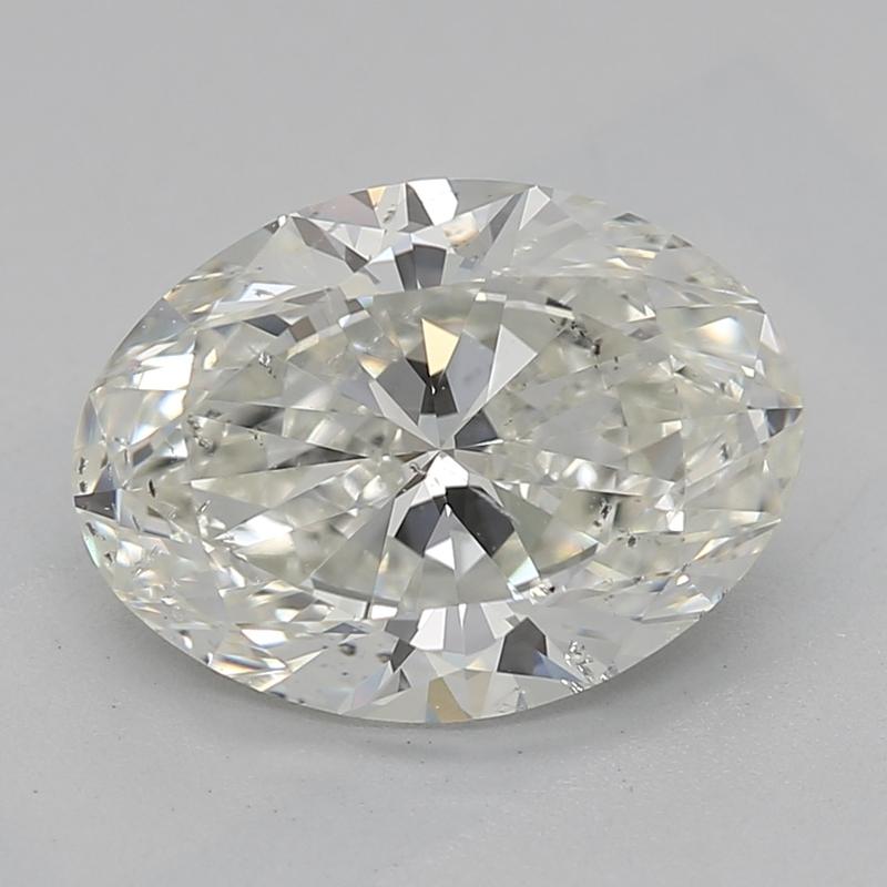 Realizzato a mano a New York, questo squisito anello con diamante presenta un magnifico centro con un diamante ovale del peso di 1,70, classificato J e SI2. Lo squisito gioco di luci sulle sfaccettature del diamante crea un'incantevole brillantezza,