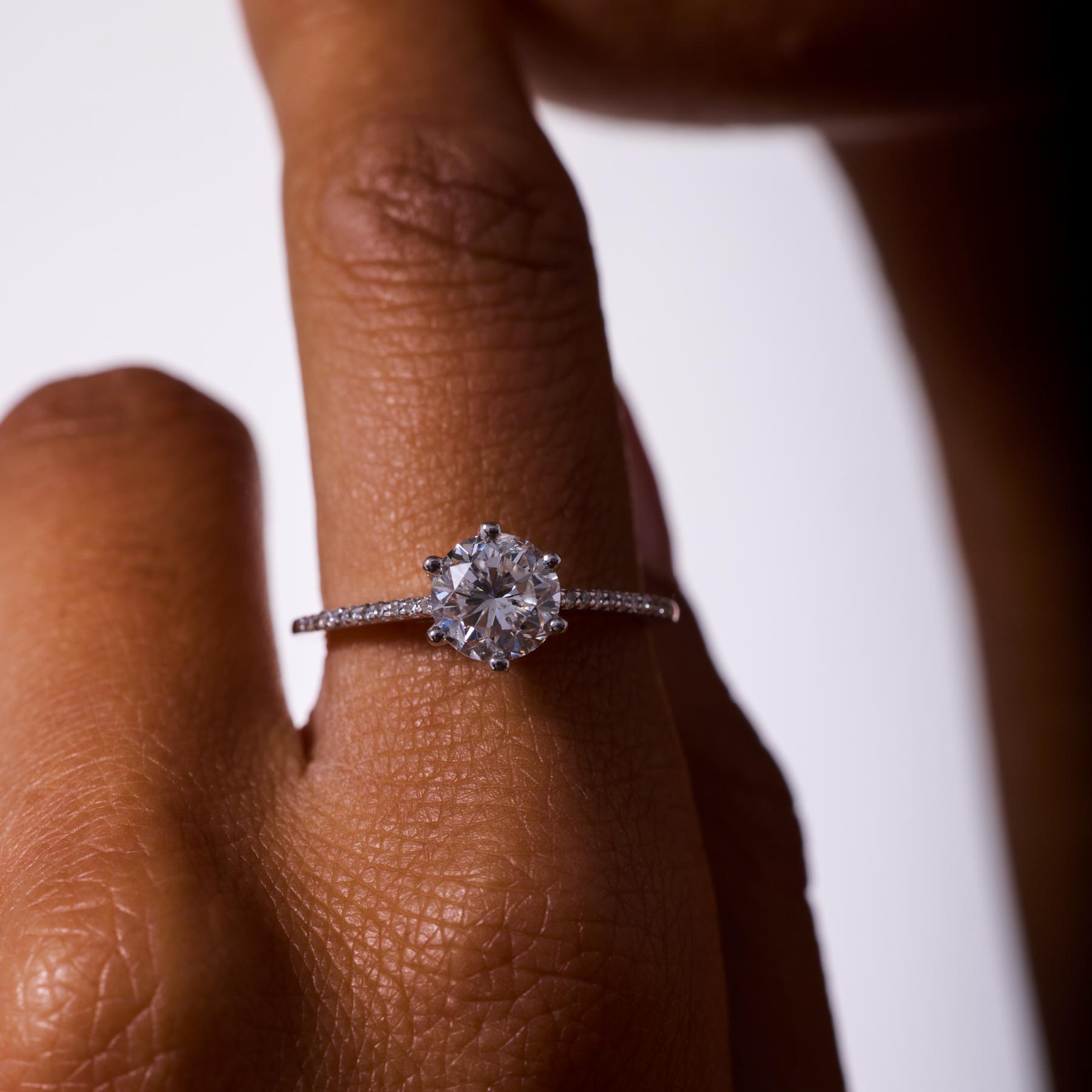 Taille brillant Bague de fiançailles en or blanc 18k GIA 1,70 carat diamant rond de taille brillant en vente