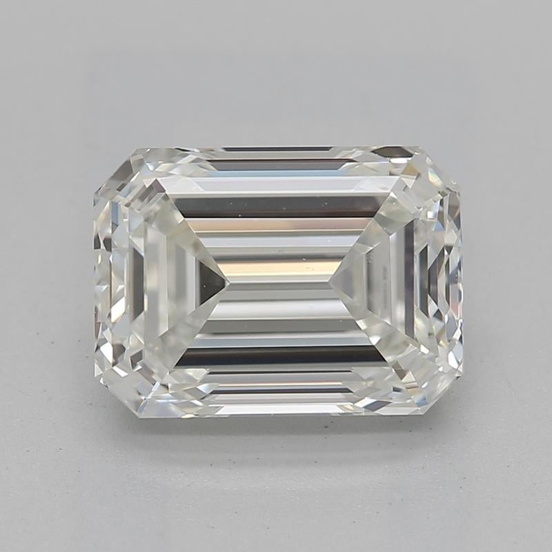 Dieser exquisite, in New York handgefertigte Diamantring zeigt in der Mitte einen atemberaubenden Smaragddiamanten mit einem Gewicht von 1,70 und einem markanten J und VS2. Das einzigartige Design verbindet Vintage-Flair mit zeitgenössischer