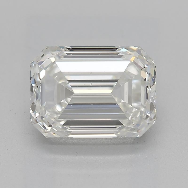 Realizzato a mano a New York, questo squisito anello con diamante presenta al centro un diamante smeraldo mozzafiato, del peso di 1,70 , con una straordinaria J e VS2. Il design unico armonizza il fascino vintage con la raffinatezza contemporanea,