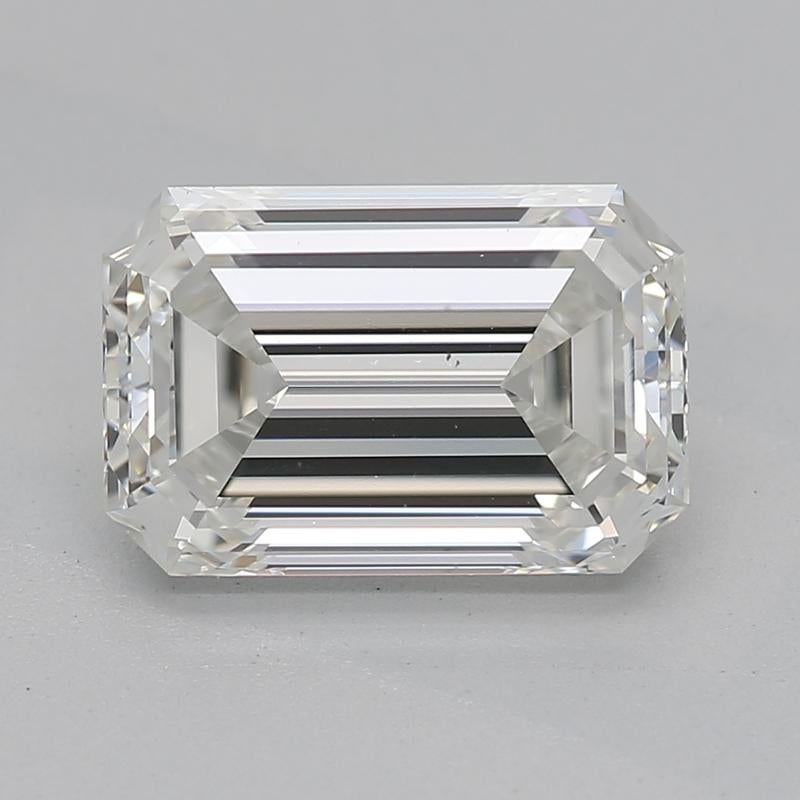 Un magnifico anello di diamanti con una splendida pietra centrale color smeraldo, che pesa ben 1,70 e vanta un'impeccabilità I e VS2. Questo squisito pezzo è sapientemente realizzato in oro bianco, per offrire una luce calda e radiosa che esalta la