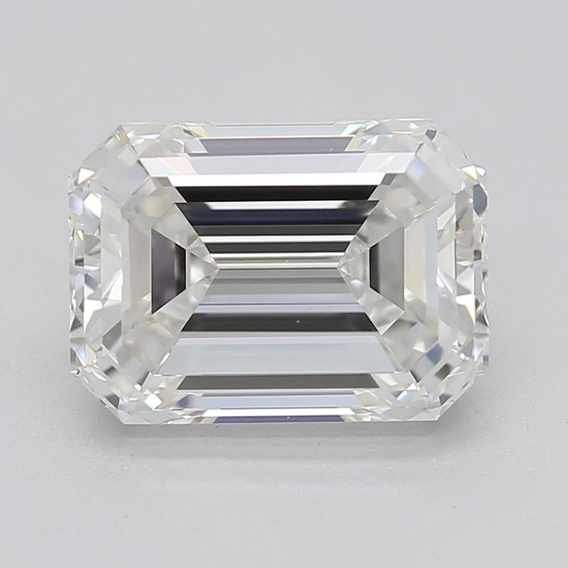 Élégamment conçue, cette étonnante bague en diamant séduit par ses caractéristiques remarquables. Au cœur de cette pièce se trouve un époustouflant diamant émeraude H VS1 1,70, solidement maintenu dans un serti surélevé qui rehausse sa brillance et