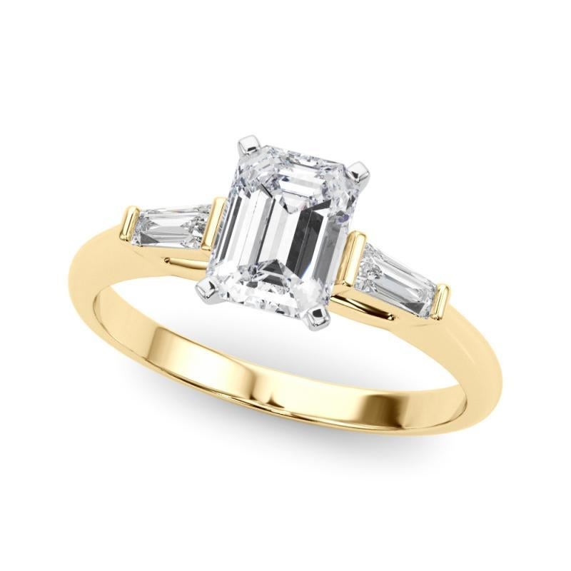 Taille émeraude GIA 1.70ct Emerald Three-Stone Tapered Baguette 18K Yellow Gold Diamond Ring (bague à diamant en or jaune) en vente