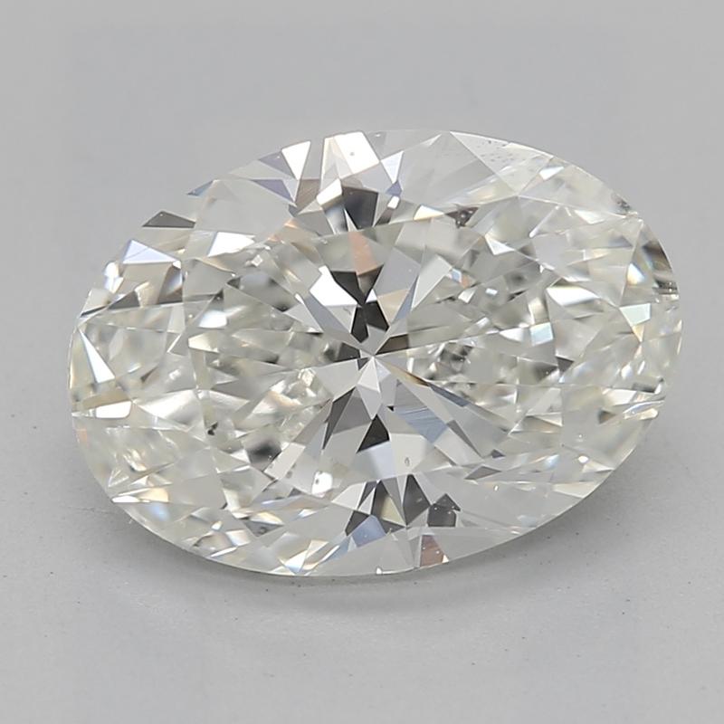 Realizzato a mano a New York, questo squisito anello con diamante presenta un'affascinante pietra centrale di taglio ovale, che pesa 1,70 ed esibisce una magnifica J con SI1. L'anello è stato sapientemente realizzato a mano con oro bianco di prima