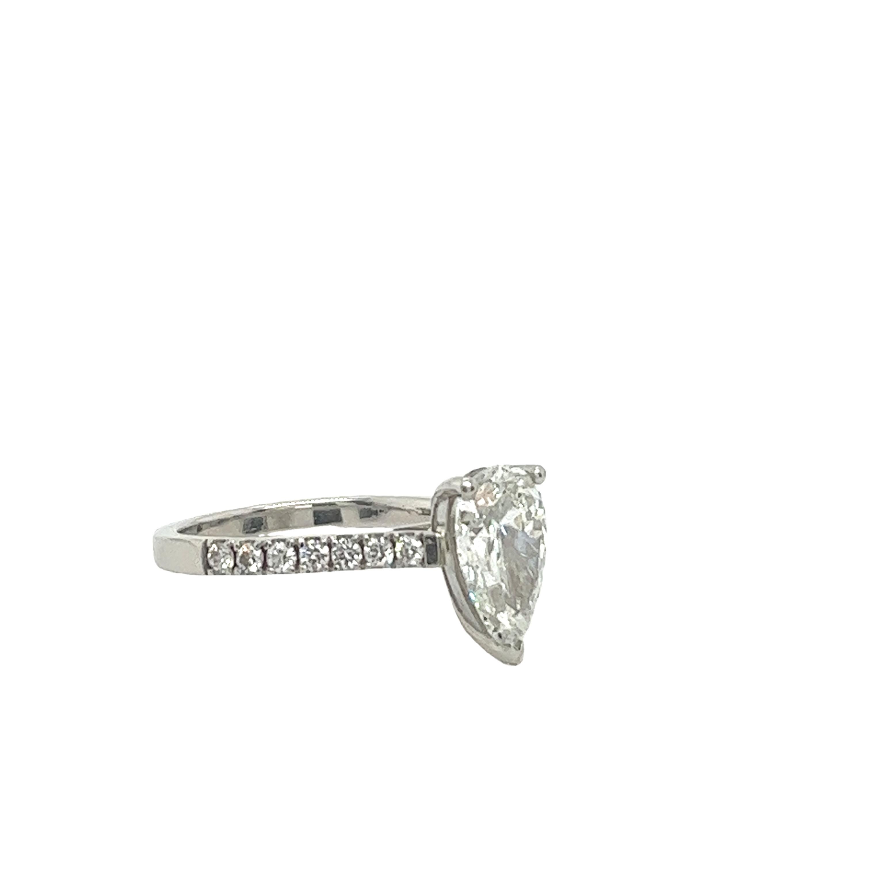 GIA 1,70 Karat birnenförmiger Diamant-Verlobungsring aus Platin Damen im Angebot