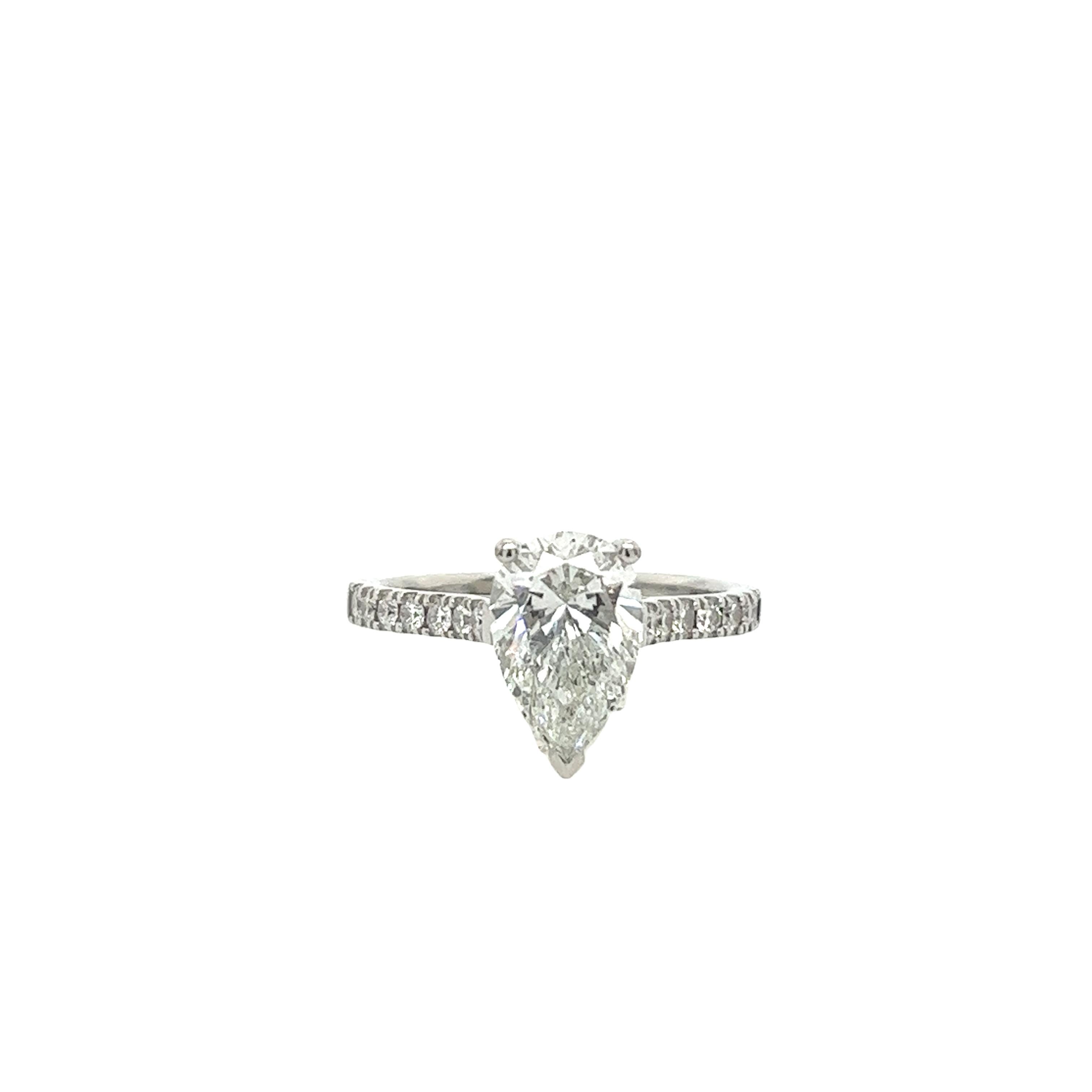 GIA 1.70ct Pear Shape Diamond Engagement Ring Set In Platinum For Sale 2