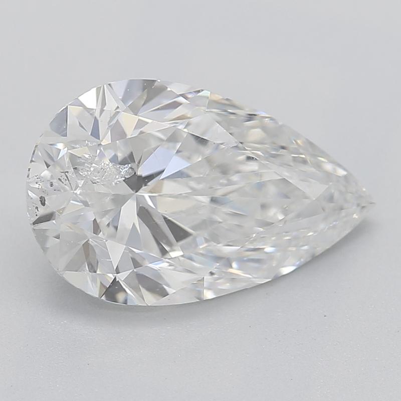 Hecho a mano en Nueva York, este cautivador anillo de diamantes presenta un impresionante diamante pera meticulosamente engastado en una elegante banda de oro blanco. Con un peso de 1,70, esta exquisita piedra central presenta un atractivo tono F y