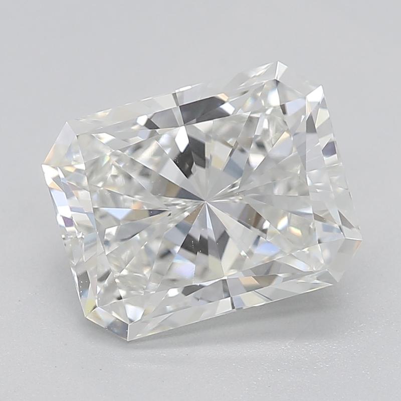 Ti presentiamo uno splendido anello con diamante che mette in mostra un incantevole pezzo centrale: un diamante radiante certificato GIA del peso di 1,70 con una squisita H. H. e VS1. L'incastonatura a cattedrale eleva con eleganza il diamante,