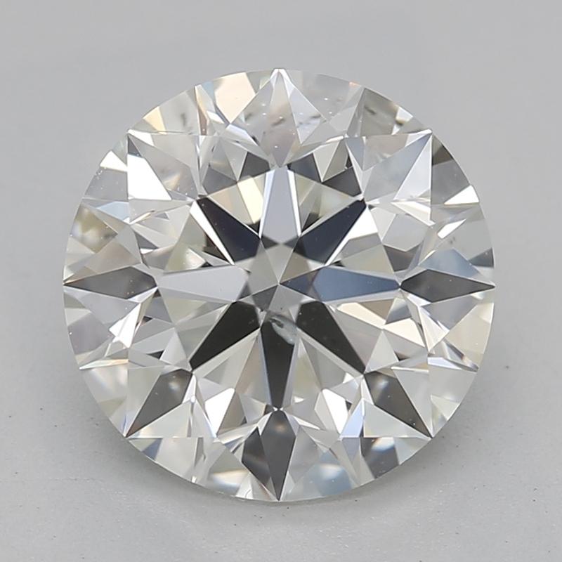 Realizzato a mano a New York, questo splendido anello con diamante mostra un affascinante diamante rotondo del peso di 1,70 , sapientemente incastonato in un lucente platino. La pietra centrale, classificata J e SI2, mostra una notevole brillantezza