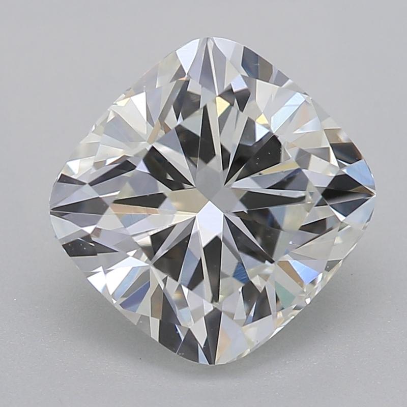 Realizzato a mano a New York, questo splendido anello con diamante presenta un'affascinante pietra centrale certificata GIA composta da diamanti a cuscino del peso di 1,71 e classificati I e VS1. La brillantezza e il fuoco della pietra centrale sono